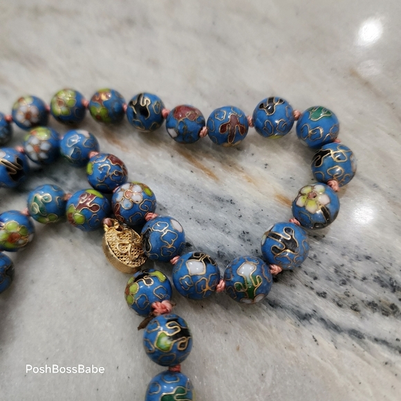 Beautiful vintage cloisonné necklace featuring vibrant hand-enameled floral bead - Picture 6 of 8